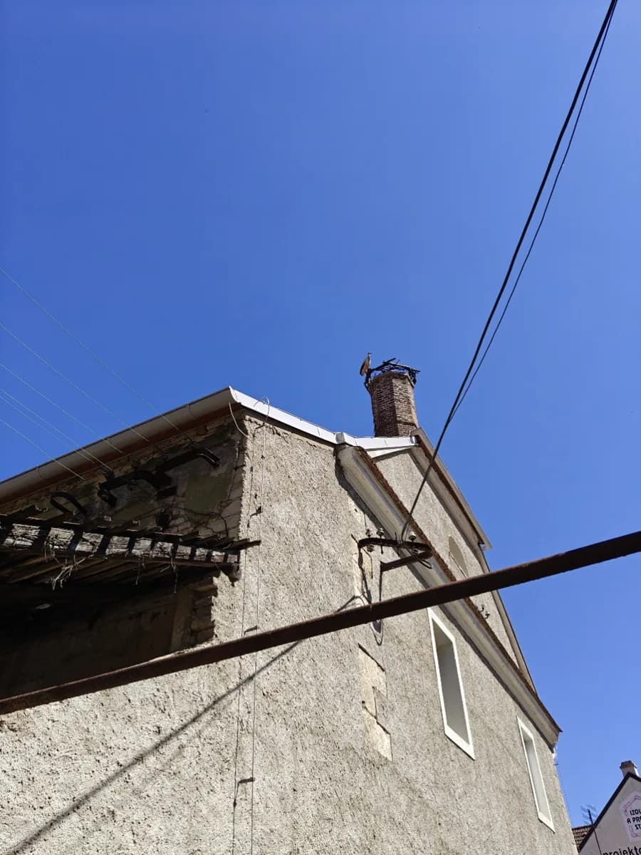 Pohled na komín přes střechu. Fotografie majitelů pivovaru.