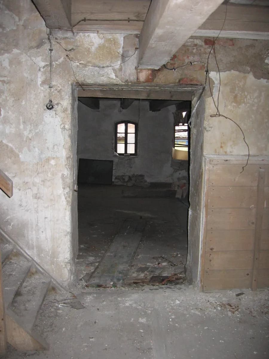 Průchod do další místnosti. Fotografie majitelů pivovaru.