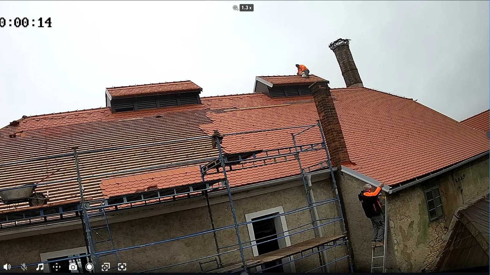 Střecha v průběhu rekonstrukce. Fotografie majitelů pivovaru.